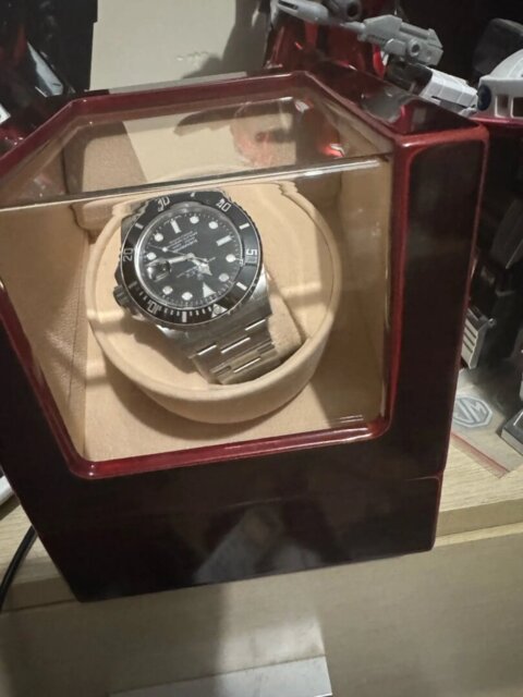 Single watch winder keeping a dive watch wound