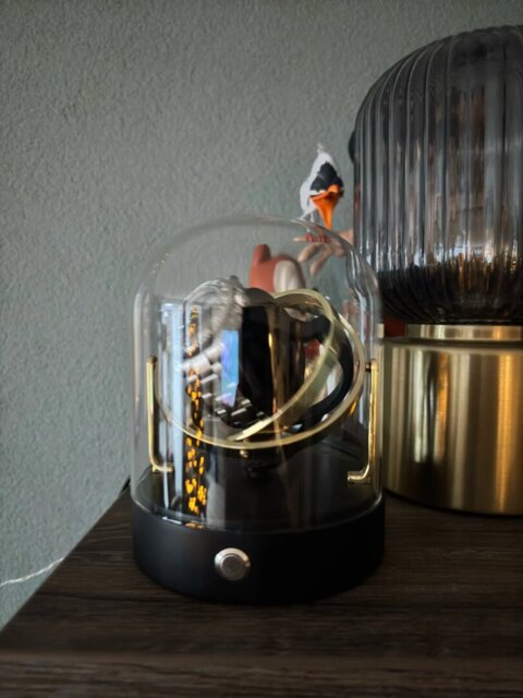 Glass dome watch winder rotating an automatic watch